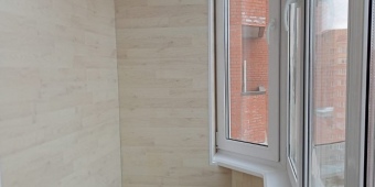 Окна из немецкого профиля Rehau, отделка пространства светлым ламинатом